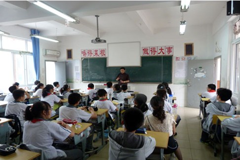 灵雨老师应南京树人国际中学邀请做新说文解字讲座